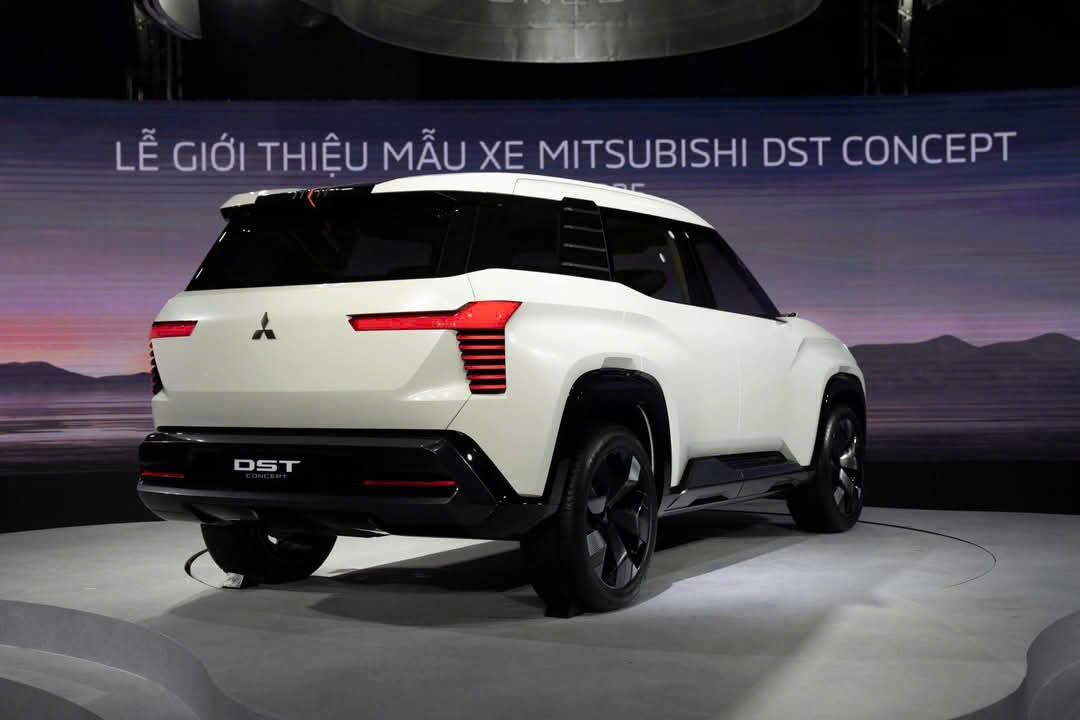 z6678044491776 34dacfe2f1dc36fbfbac3915b13857f5 Khám phá SUV 7 Chỗ Mitsubishi DST Concept vừa được giới thiệu tại Việt Nam 6-6-2025