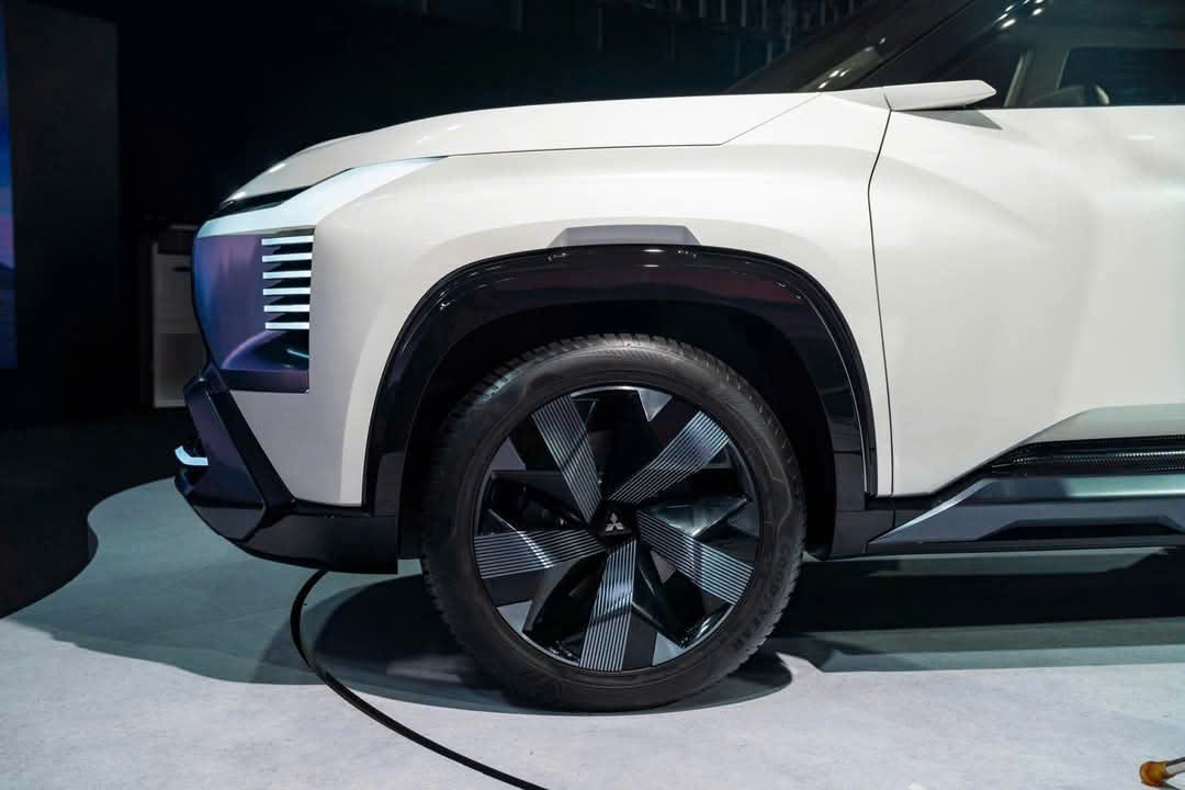 z6678044497730 07b0c2b7366cd59032e23ed66dd15ad5 Khám phá SUV 7 Chỗ Mitsubishi DST Concept vừa được giới thiệu tại Việt Nam 6-6-2025