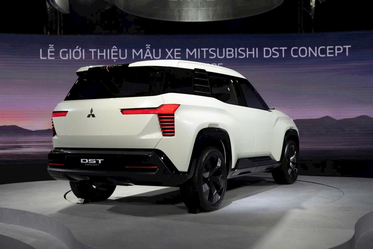 z6678044524375 59ad738cc1757272808d6e14089c7dce Khám phá SUV 7 Chỗ Mitsubishi DST Concept vừa được giới thiệu tại Việt Nam 6-6-2025