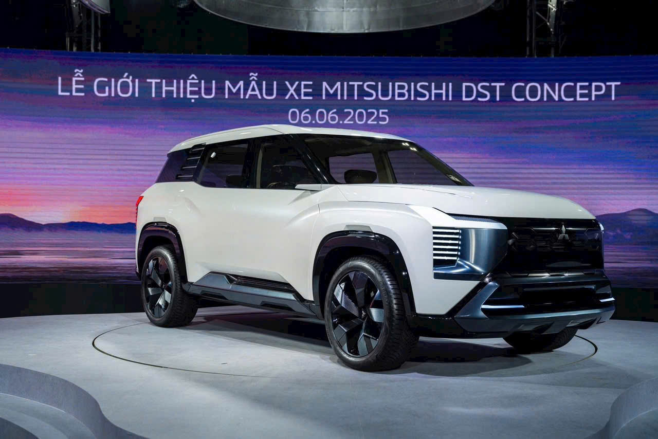 z6678044534803 fe73ed16369b361b36a1587eb9e9eaa8 Khám phá SUV 7 Chỗ Mitsubishi DST Concept vừa được giới thiệu tại Việt Nam 6-6-2025