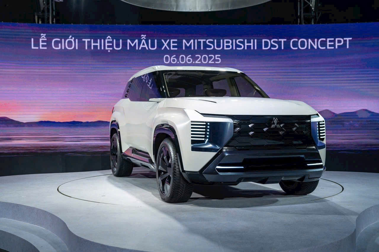 z6678044539332 93d5cce1051ba8e072fd79789ff8c6c5 Khám phá SUV 7 Chỗ Mitsubishi DST Concept vừa được giới thiệu tại Việt Nam 6-6-2025