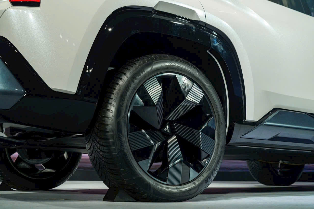 z6678044539475 e5682b676abbb55ad093640f0d98a536 Khám phá SUV 7 Chỗ Mitsubishi DST Concept vừa được giới thiệu tại Việt Nam 6-6-2025